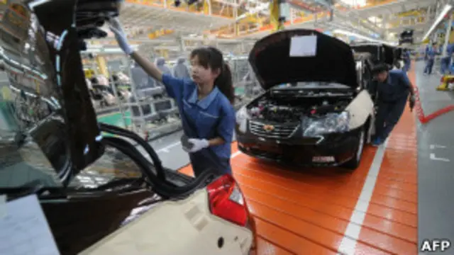 Fabrica de automóveis na China (Foto AP)