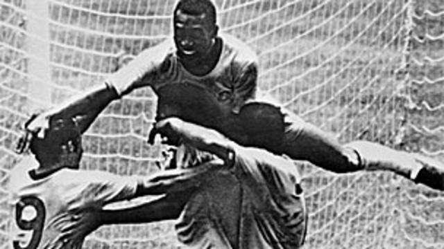 Pelé celebra uno de los goles frente a Italia.