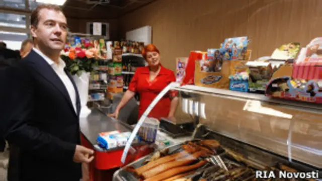 Председатель правительства РФ Дмитрий Медведев в магазине "Приморье" в поселке Южно-Курильск на острове Кунашир 3 июля 2012 года