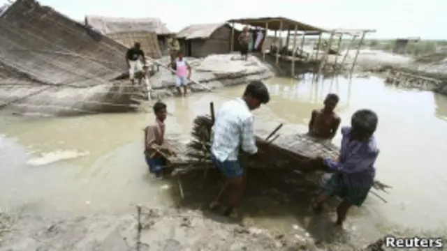 इस बाढ़ की वजह से बीस लाख लोग प्रभावित हुए हैं और कम से कम 95 लोग मारे गए है.