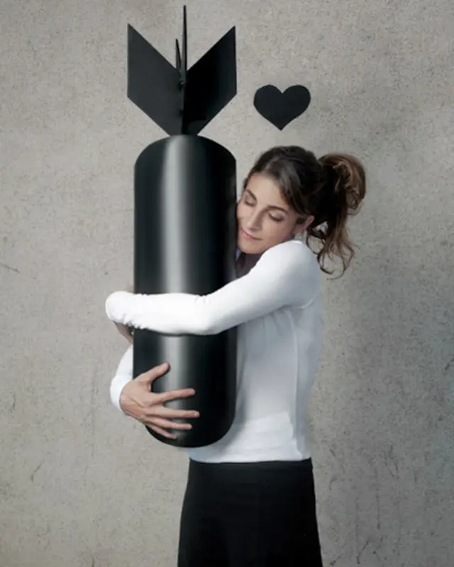 "La abrazadora de bombas"