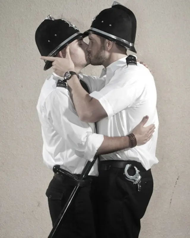 "Policías besándose"