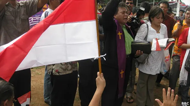 Aksi protes berupa ibadah di depan Istana Merdeka pernah dilakukan jemaat HKBP Bekasi.