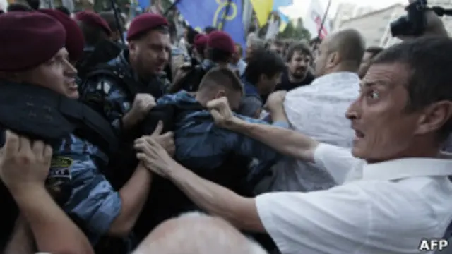 В столкновениях у "Украинского дома" обе стороны применяли слезоточивый газ и физическую силу