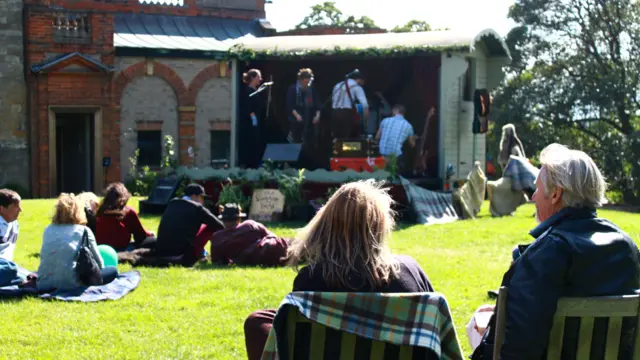 演出舞台有室内室外，大家在节目尚未开始之前就早早地在舞台前等待了。 