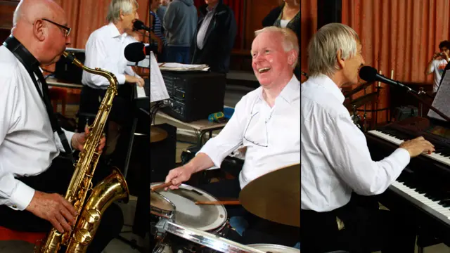 老艺术家演奏各式歌曲为大家伴舞，主唱的嗓音不亚于流行乐歌手。