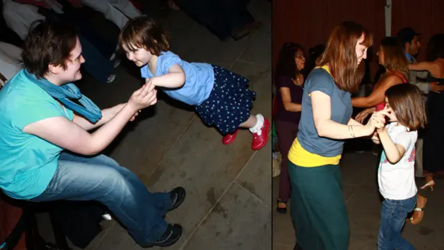 许多家长带着孩子跳起了恰恰，场面好不欢乐可爱。