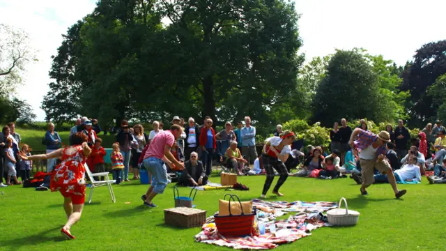 观众的热情指数非常高，每个节目都有很多人围观。