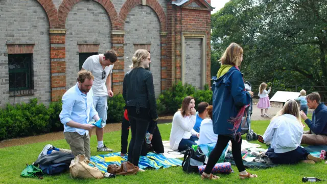 观看并参与此次活动的人们表示，可以在夏日里一边享受野餐一边享受音乐与舞蹈的确是一件惬意的事。