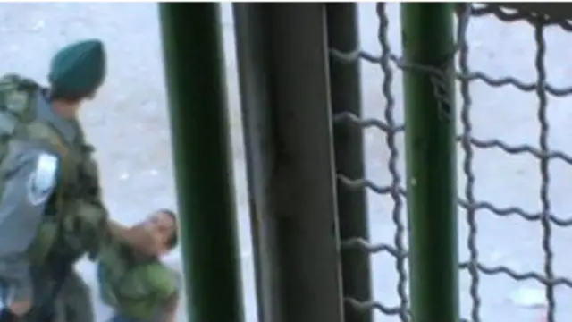 ویدئو لگد زدن پسر بچه فلسطینی توسط سرباز اسرائیلی منتشر شد