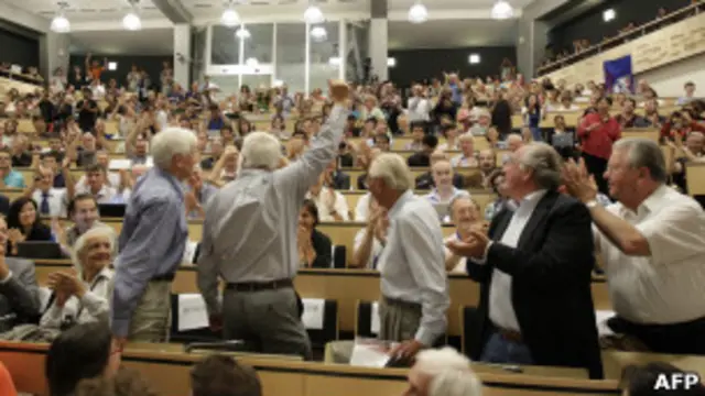 اس دریافت کا اعلان ’سرن‘ کے آڈیٹوریم میں ایک پرہجوم پریس کانفرنس میں کیا گیا