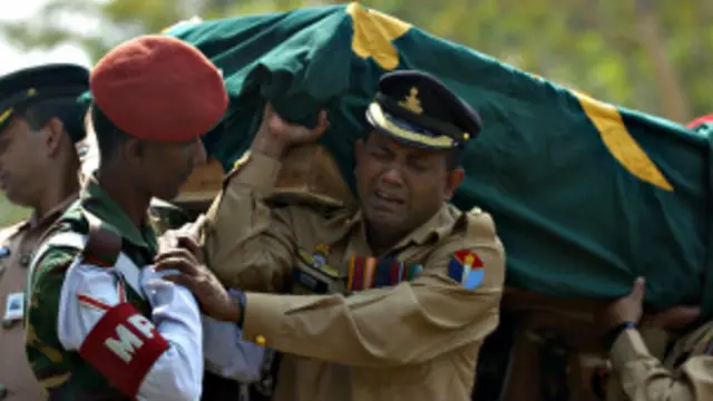 বিডিআর বিদ্রোহে নিহত সেনা সদস্যদের দাফনের জন্য নিয়ে যাচ্ছেন সহকর্মীরা। [ফাইল ফটো]
