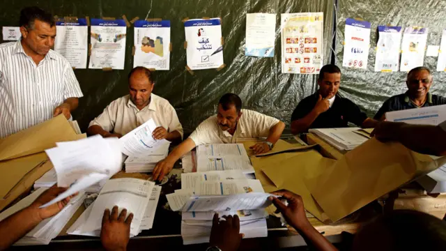 موظفو انتخابات