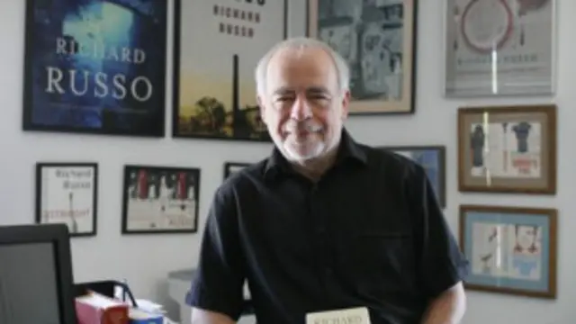 ريچارډ روسو په ۲۰۰۲ کال کې يې د (اېمپاير فالز) يا امپراتوري پرځي، پامه خپل کتاب سره د پوليټزر ادبي جايزه ګټلې وه