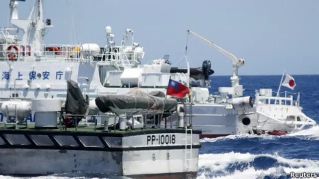 台湾政府派出海巡署的五艘船舰，护航中华保钓协会三名人士搭乘的“全家福号”渔船（04/07/2012）