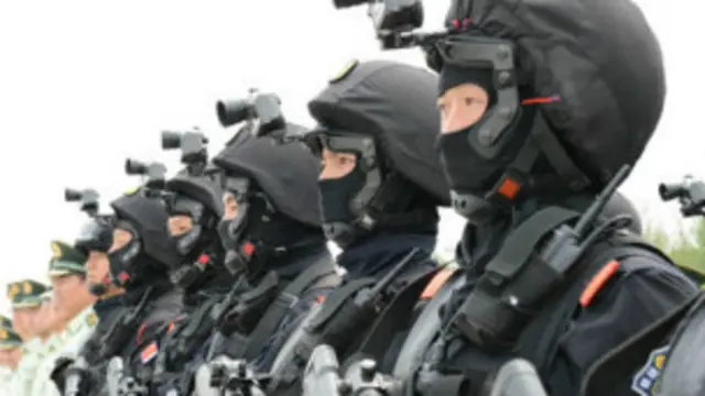 张春贤考察驻疆反恐部队。(图片来自天山网)