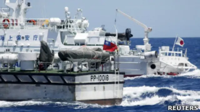 台湾海巡署船艇与日本海上保安厅船艇在钓鱼岛海域追逐(台湾海巡署图片4/7/2012)