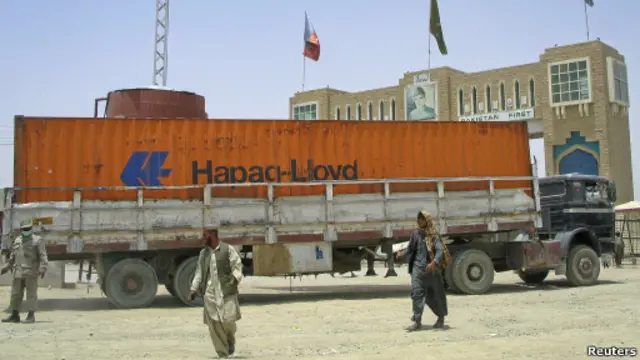 Truk yang membawa pasokan NATO melintasi perbatasan Pakistan