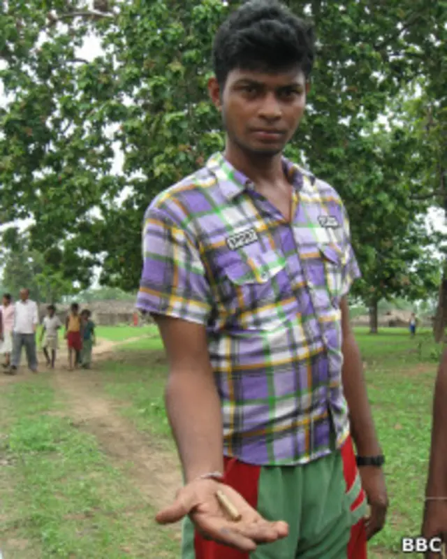 गोली दिखाता बासागुडा गांव का एक लड़का