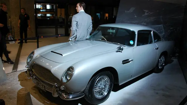 阿什頓·馬丁真車和蠟像人