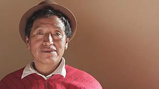 Mariano Atupana trabaja junto a los médicos licenciados.