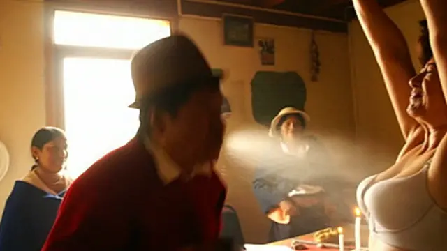 Los yachak rocían a sus pacientes con un tinte a base de hierbas.