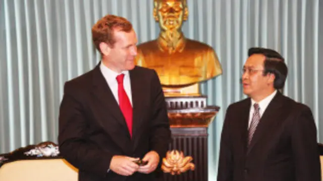 Thứ trưởng Ngoại giao Anh Jeremy Browne gặp Trưởng ban Đối ngoại Trung ương Đảng ông Hoàng Bình Quân
