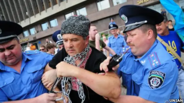 Запоріжжя, міліція затримує учасника акції протесту проти мовного закону 