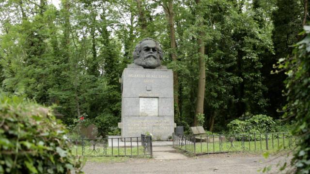 Tượng Marx được đặt vào nghĩa địa Highgate năm 1956