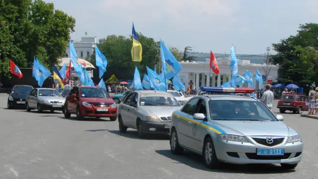 У Севастополі на підтримку закону провели автопробіг. Центром міста проїхало близько 20 автомобілів із символікою Партії регіонів.