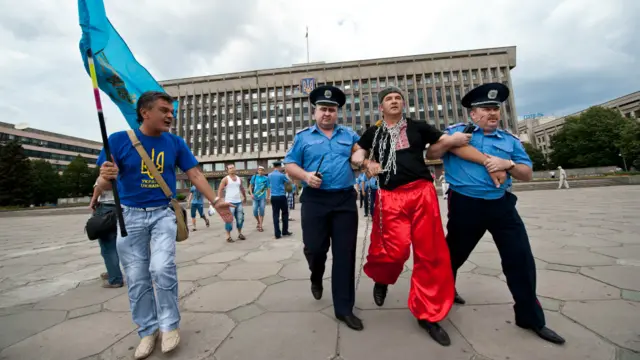 У Запоріжжі учасник мітингу проти мовного закону прикував себе ланцюгами до поручнів біля входу в обласну держадміністрацію. Його затримала міліція.
