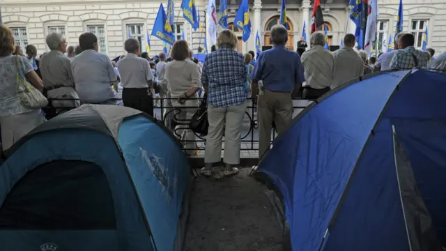 Вхід до будівлі ОДА львів'яни оточили наметами.