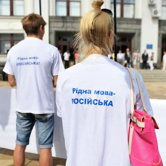 Закон передбачає, що на територіях, де проживають щонайменше 10% носіїв певної мови, цю мову можна використовувати в офіційному спілкуванні громадян і органів влади.