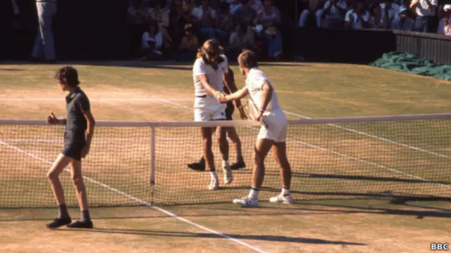 1976 год. Бьорн Борг (на дальней половине поля) одержал победу в полуфинале Уимблдона