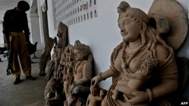 Barang antik dari peradaban Ghandara di Karachi, Pakistan