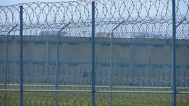 खिड़कियों की जगह दीवारों में दरारें हैं जिनमें कचरा जमा होने के कारण देखना मुश्किल है