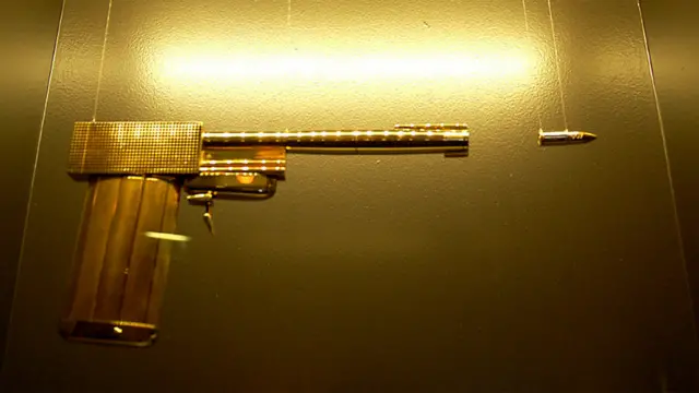 فلم گولڈ فنگر میں ولن کے زیرِ استعمال پستول