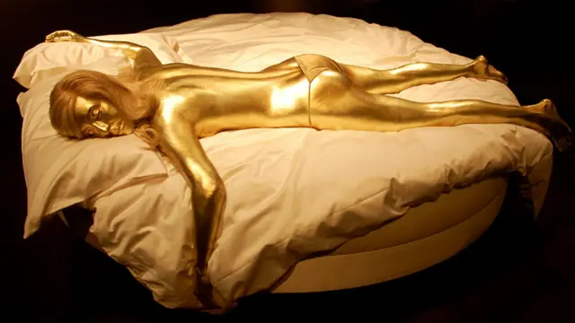 فلم گولڈ فنگر میں اداکارہ جل میٹرسن پر گولڈ پینٹ کیا ہوا ہے۔