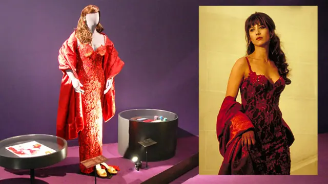 جیمز بانڈ فلم دی ورلڈ از ناٹ اِنف میں الیکٹرا کنگ نے یہ مشہور لباس زیب تن کیا۔