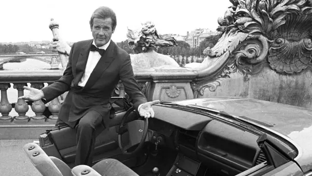 آ ویو ٹو آ کِل میں بانڈ کے کردار میں راجر مور