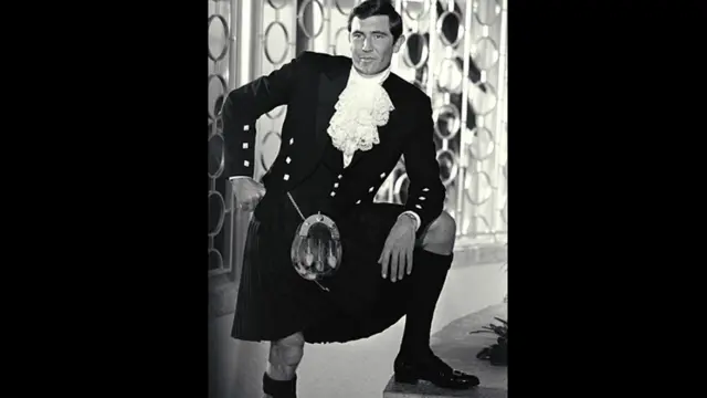 فلم آن ہر میجسٹیز سیکرٹ سروس میں بونڈ کے کردار میں جارج لیزنبی۔