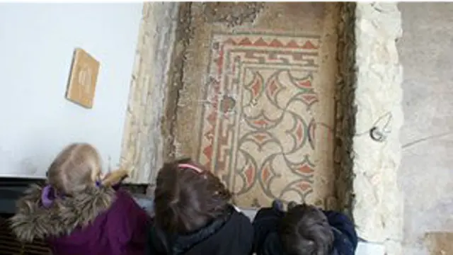 Para pengunjung dapat menyaksikan ketika para arkeolog bekerja menggali situs peninggalan bangsa Romawi.