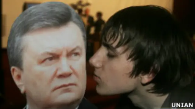 Хлопець цілує фото Януковича