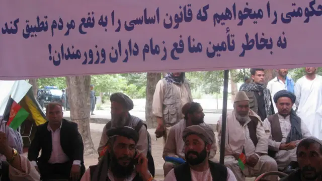 کړي. د وفاق اسلامي ګوند مشر بسم الله شېر وايي دوی په سوله ایزه توګه خپل اعتراض پیل کړی او موخې ته تر رسېدو پورې به دوام ورکوي: ((تر هغه چې موږ ته مثبت ځواب نه وي راکول شوی موږ به همدلته پاتې کیږو، لږ اوبه او ډوډۍ خورو، خو خپل اعتراض ته به دوام ورکوو، کیدای شي ګڼ نور خلک هم له موږ سره یو ځای شي. موږ پرته له کوم تاوتریخوالي د خپل حق غوښتنه کوو)).