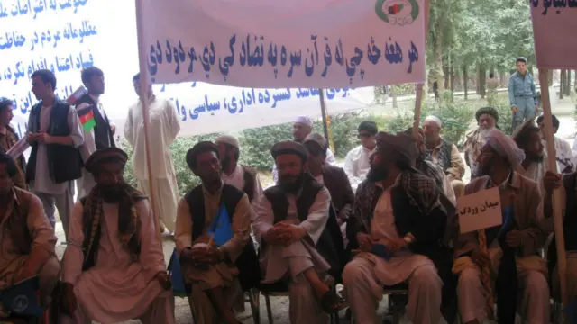 د وفاق اسلامي ګوند په نوښت د هېواد له څلورویشتو ولایتونو څخه د راغلو کسانو په ګډون لاریون سوله ایزه بڼه درلوده.