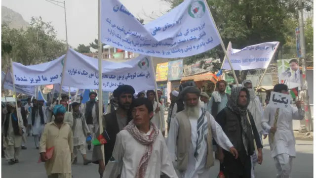 د افغانستان پلازمېنه کابل کې لسګونو لاریون کوونکو د پاکستان له خوا د هېواد پر ختیځو ولایتونو د توغندويي بریدونو غندنه وکړه او پر افغان حکومت او ملګرو ملتونو یې تور ولګاوه چې په دې اړه چوپه خوله پاتې دي.