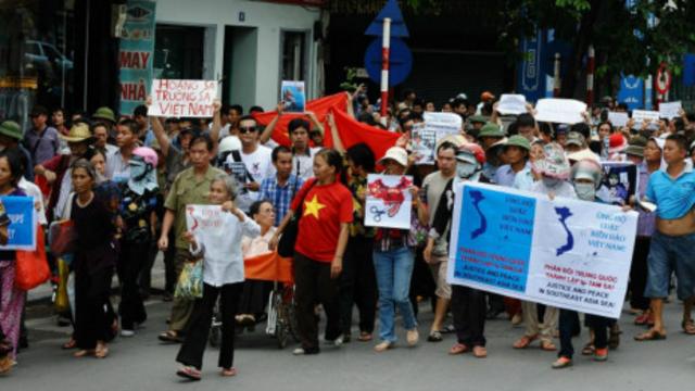 Người biểu tình tuần hành trên đường phố Hà Nội