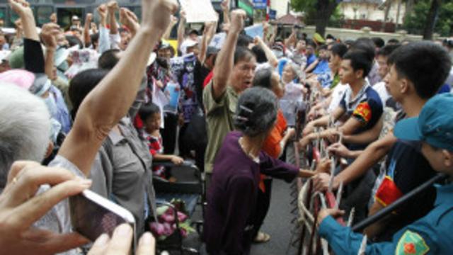 Đoàn biểu tình bị chặn khi chưa đến được Sứ quán Trung Quốc
