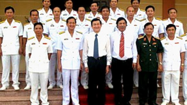 Chủ tịch Trương Tấn Sang chụp ảnh chung với các sỹ quan Vùng 3 Hải quân