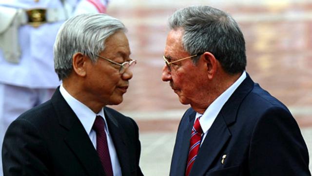 Nguyễn Phú Trọng trong lễ đón Raul Castro
